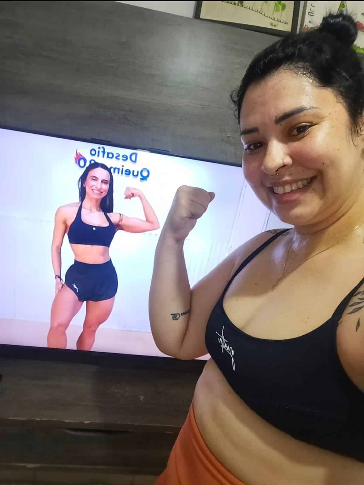 Aluna realizando aula fitness em sua casa
