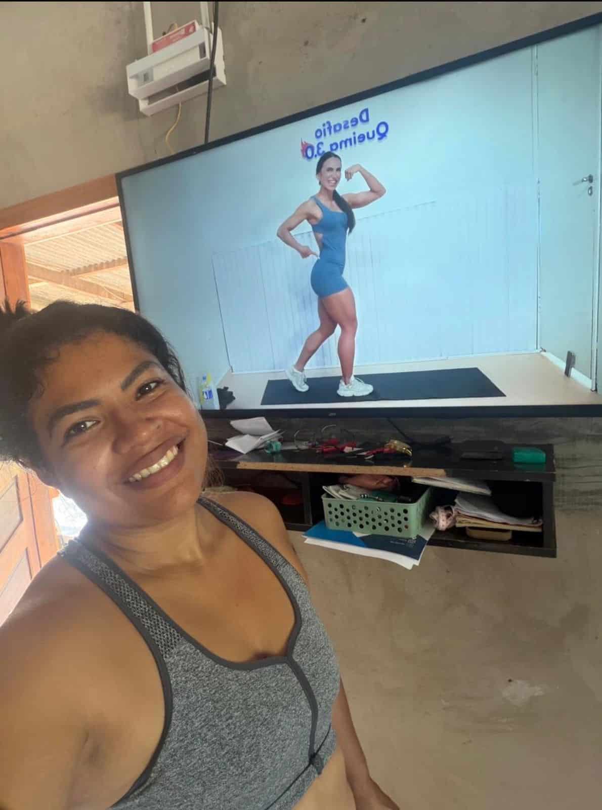 Mulher participando de treino fitness em casa